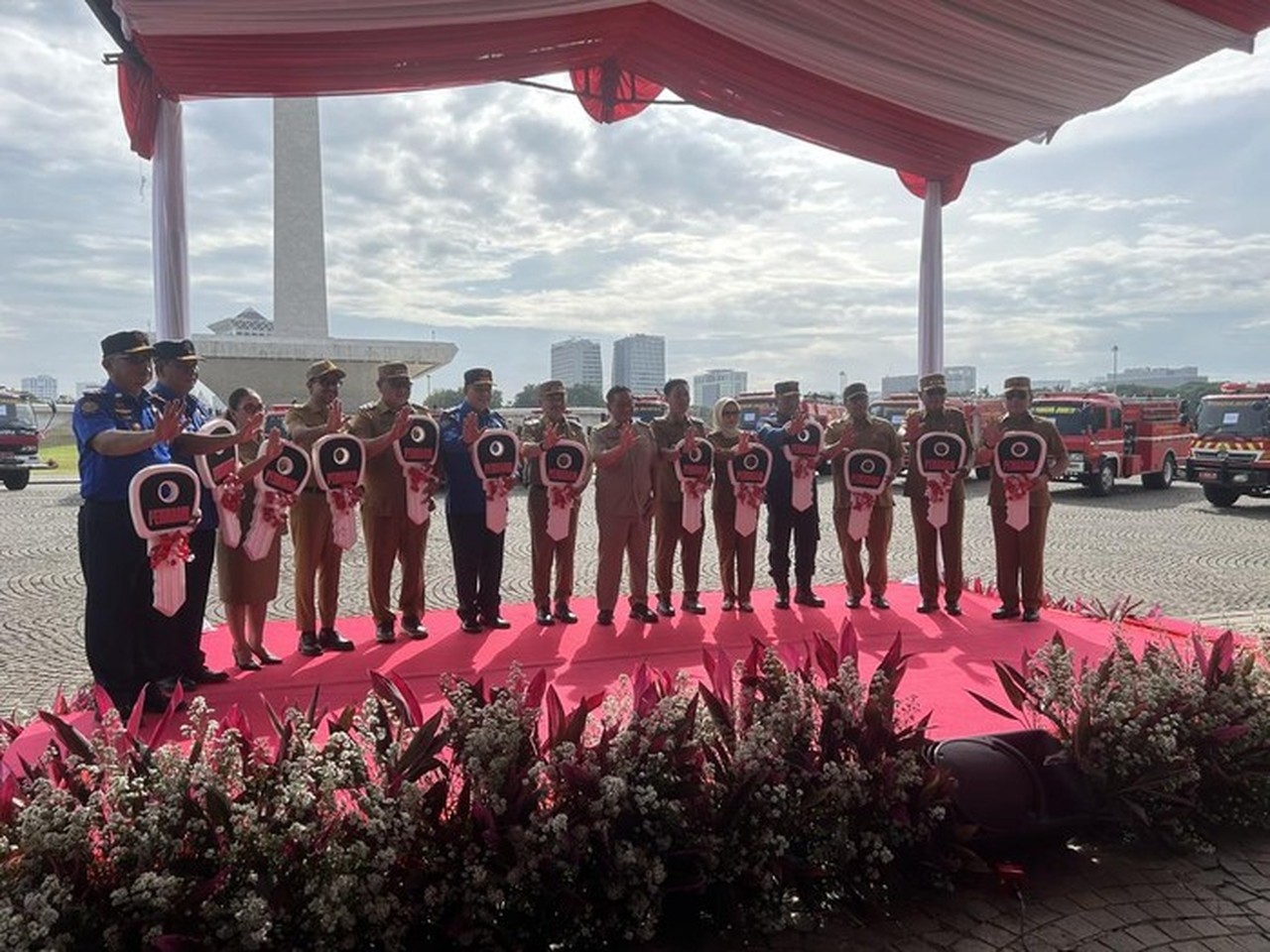 Gubernur Pramono Anung Serahkan 14 Unit Mobil Damkar Siap Pakai untuk Sejumlah Daerah