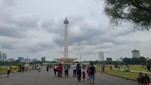 Monas Diserbu 130 Ribu Pengunjung Saat Libur Natal 2025, Atraksi Video Mapping Tetap Digelar Meski Hujan