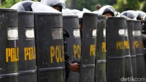 Ribuan Buruh Gelar Aksi di Patung Kuda dan Istana, 1.392 Polisi Disiagakan Amankan Jalannya Demo