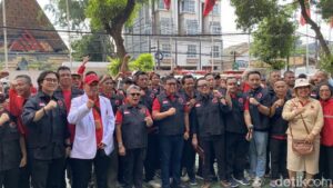 Hasto Ungkap Megawati Peragakan Pentingnya Sarung untuk Korban Bencana di Rapat DPP PDIP