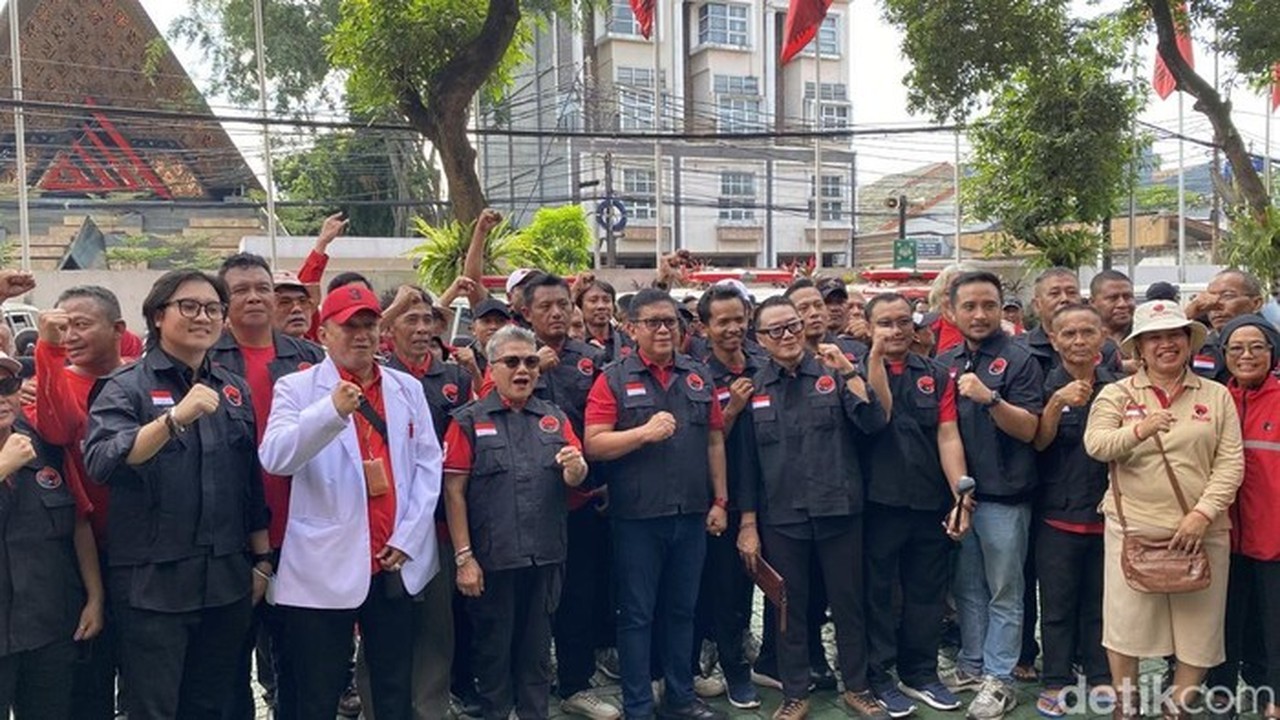 Hasto Ungkap Megawati Peragakan Pentingnya Sarung untuk Korban Bencana di Rapat DPP PDIP Hasto Ungkap Megawati Peragakan Pentingnya Sarung untuk Korban Bencana di Rapat DPP PDIP