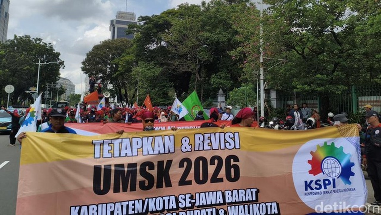 Ribuan Buruh Mulai Padati Patung Kuda Jakarta, Tolak UMP DKI 2026 yang Dinilai Tak Layak Ribuan Buruh Mulai Padati Patung Kuda Jakarta, Tolak UMP DKI 2026 yang Dinilai Tak Layak