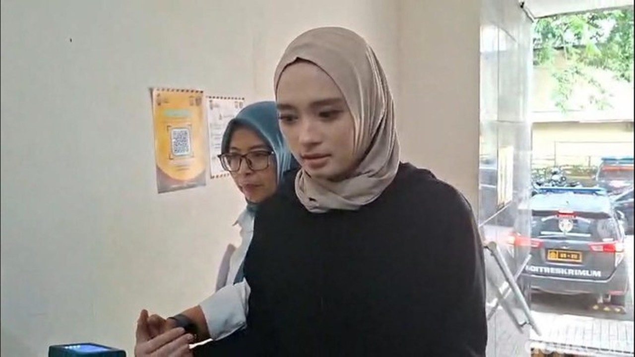 Inara Rusli: “Mau Cabut Laporan” di Polda Metro Jaya Terkait Dugaan Penipuan Insanul Fahmi Inara Rusli: “Mau Cabut Laporan” di Polda Metro Jaya Terkait Dugaan Penipuan Insanul Fahmi