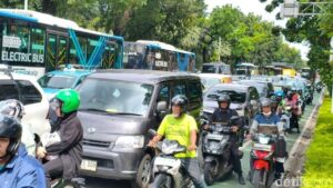 Jalan Medan Merdeka Selatan Macet Total, Buruh Desak Kenaikan UMP Jakarta Jadi Rp 5,8 Juta