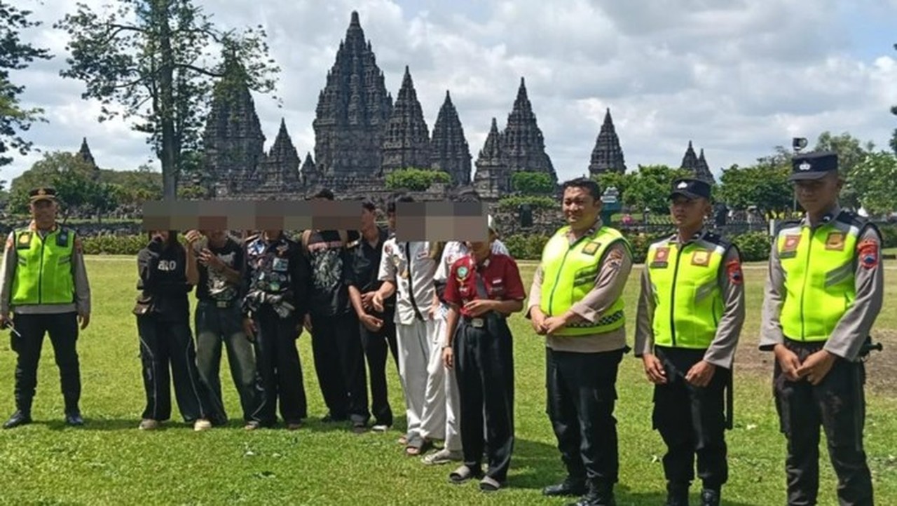 10 Pelajar Asal Sukabumi Terobos Candi Prambanan Tanpa Tiket, Mengaku Tak Punya Uang 10 Pelajar Asal Sukabumi Terobos Candi Prambanan Tanpa Tiket, Mengaku Tak Punya Uang