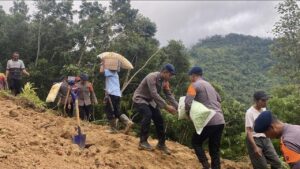 Polda Banten Evakuasi Warga Terdampak Longsor di Cibeber Lebak, Akses Jalan Utama Terputus