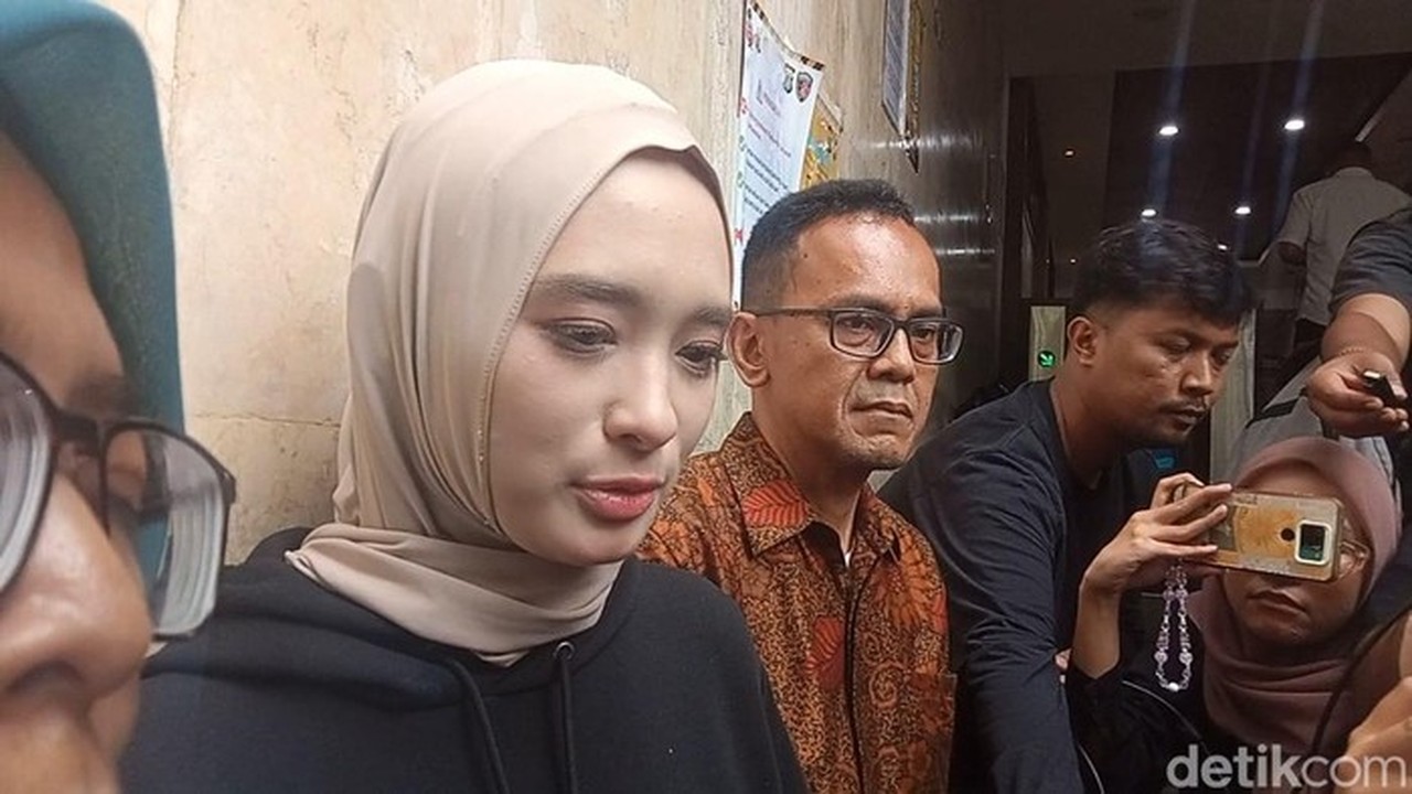 Inara Rusli: “Kita Ikutin Aja Semuanya,” Berharap Damai di Tengah Laporan Perzinaan Wardatina Mawa