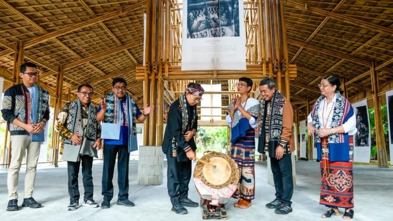 Menteri Kebudayaan Resmikan Rumah Ibu Bumi di Sumba Timur, Dorong Pelestarian Tenun dan Ekonomi Kreatif Menteri Kebudayaan Resmikan Rumah Ibu Bumi di Sumba Timur, Dorong Pelestarian Tenun dan Ekonomi Kreatif