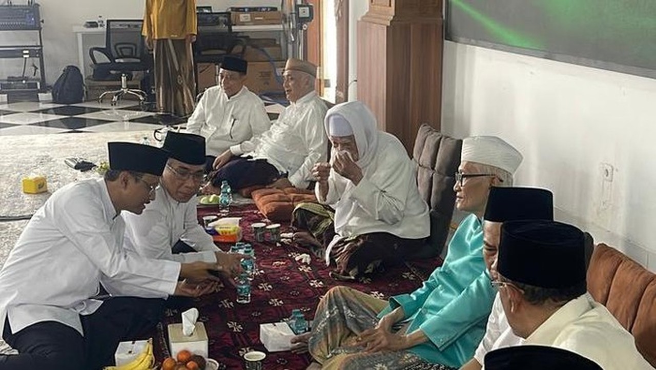 Hangatnya Silaturahmi Petinggi PBNU: Gus Yahya, Gus Ipul, dan Rais Aam Santap Nasi Talaman di Surabaya