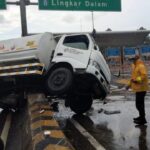 Truk Tangki Oleng Tabrak Pembatas Tol JORR Meruya, Sopir Diduga Kurang Konsentrasi